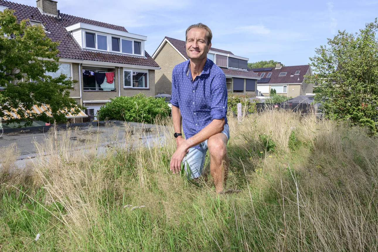 Rob Hirs op zijn groenblauwe dak