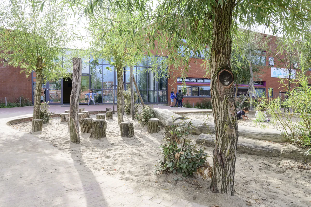 Schoolplein De Oostwijzer en de Oranjerie