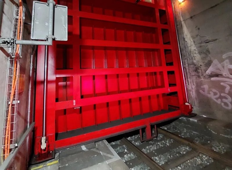 Afgesloten klep in de metrotunnel.