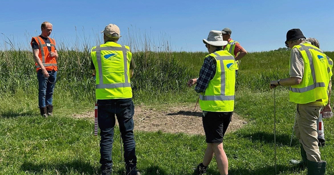 Dijkwachten de kade op voor droogte-controles
