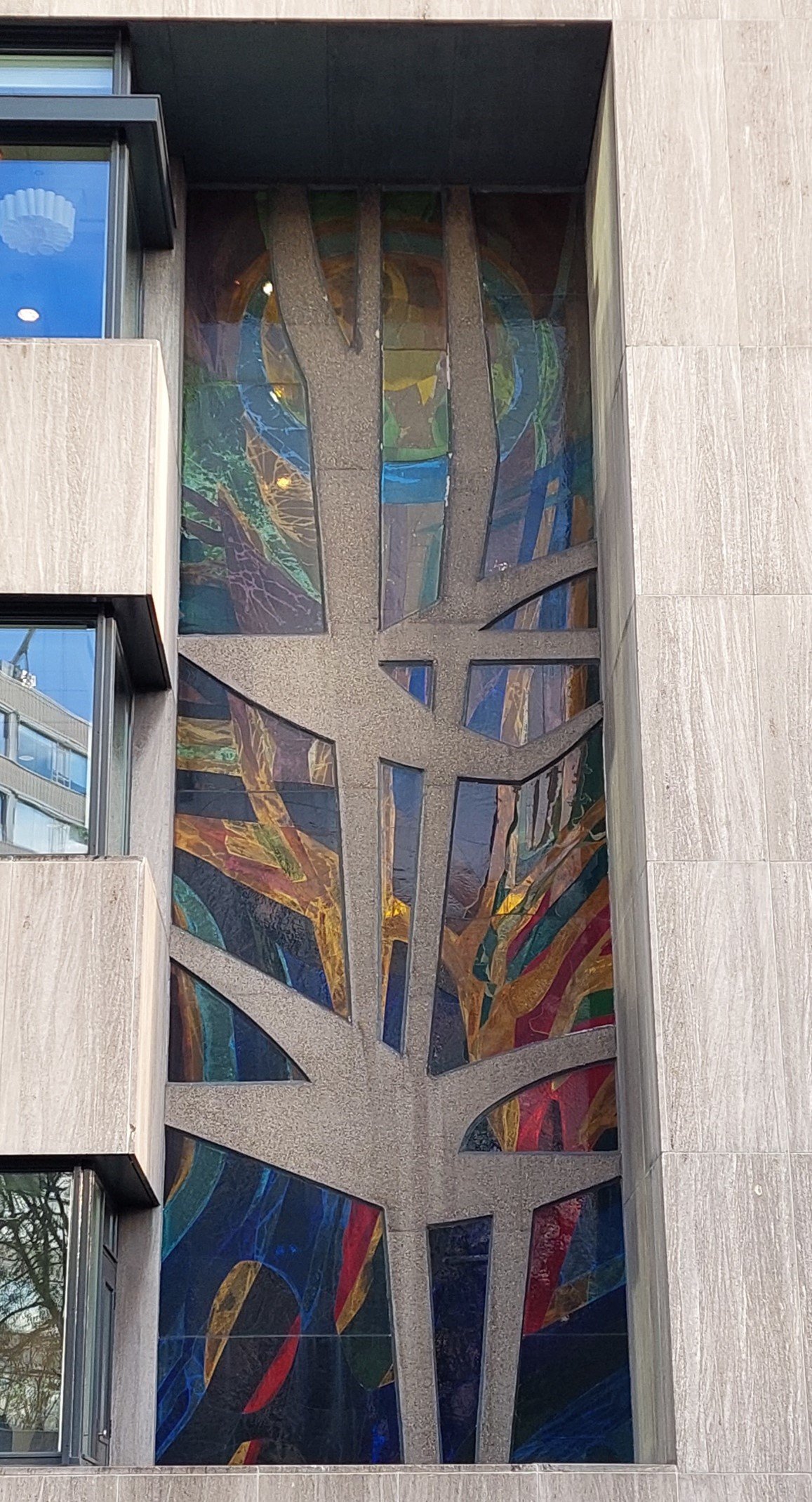 Hoofdkantoor glas in beton