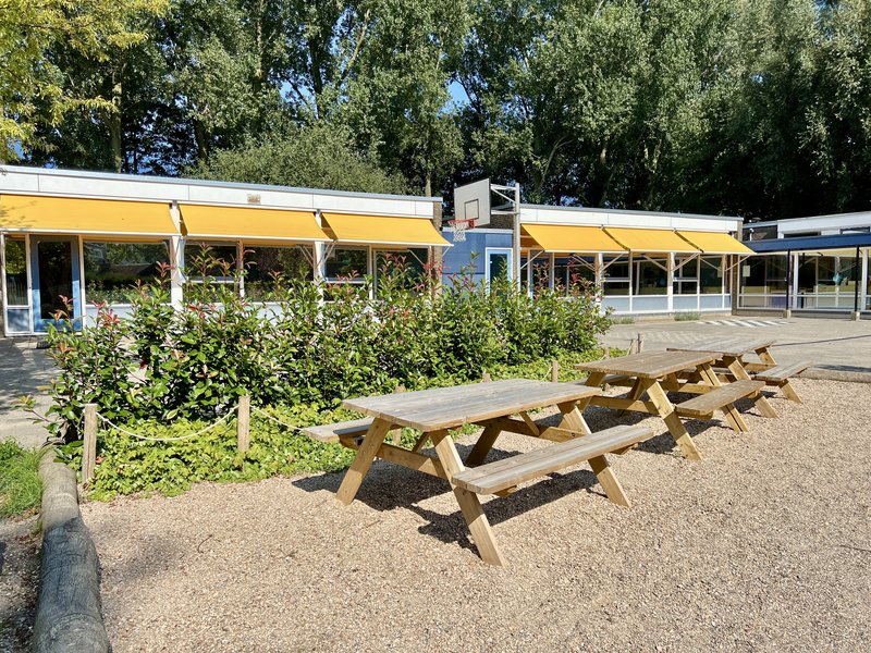 Picknickbankjes op halfverharding