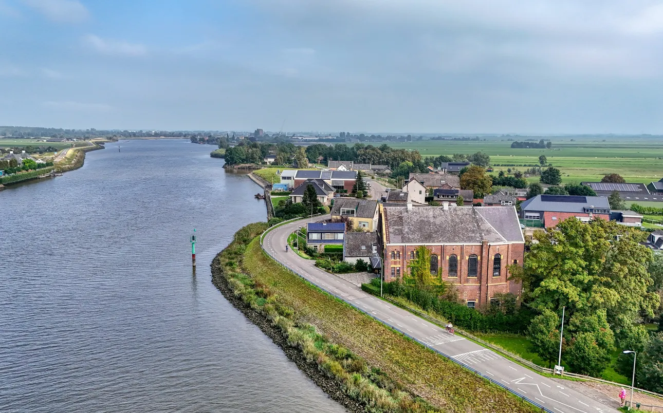 Dijk langs het water
