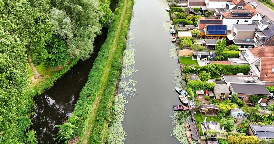 Inmeten groene kade Bermweg in Capelle aan den IJssel