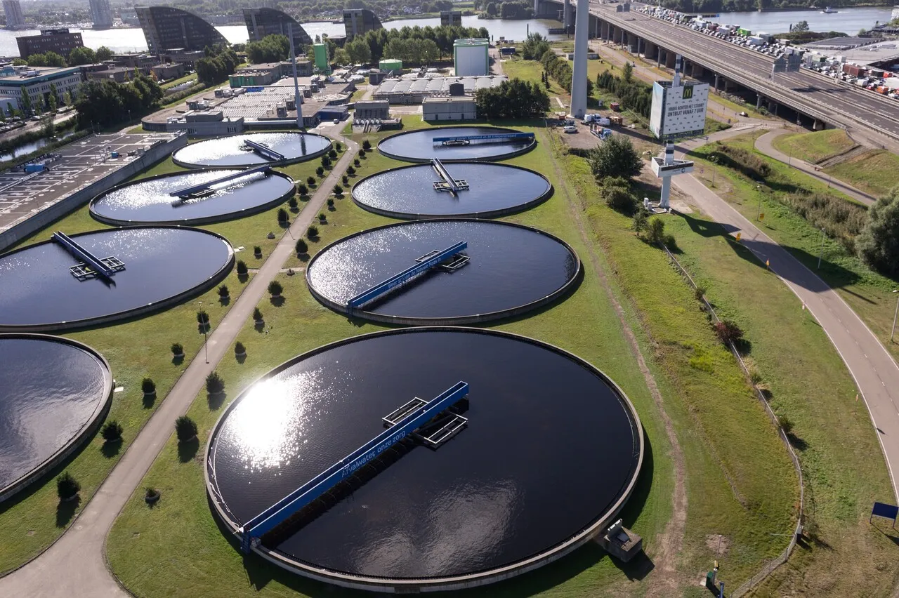 Dronefoto van de afvalwaterzuivering Kralingseveer