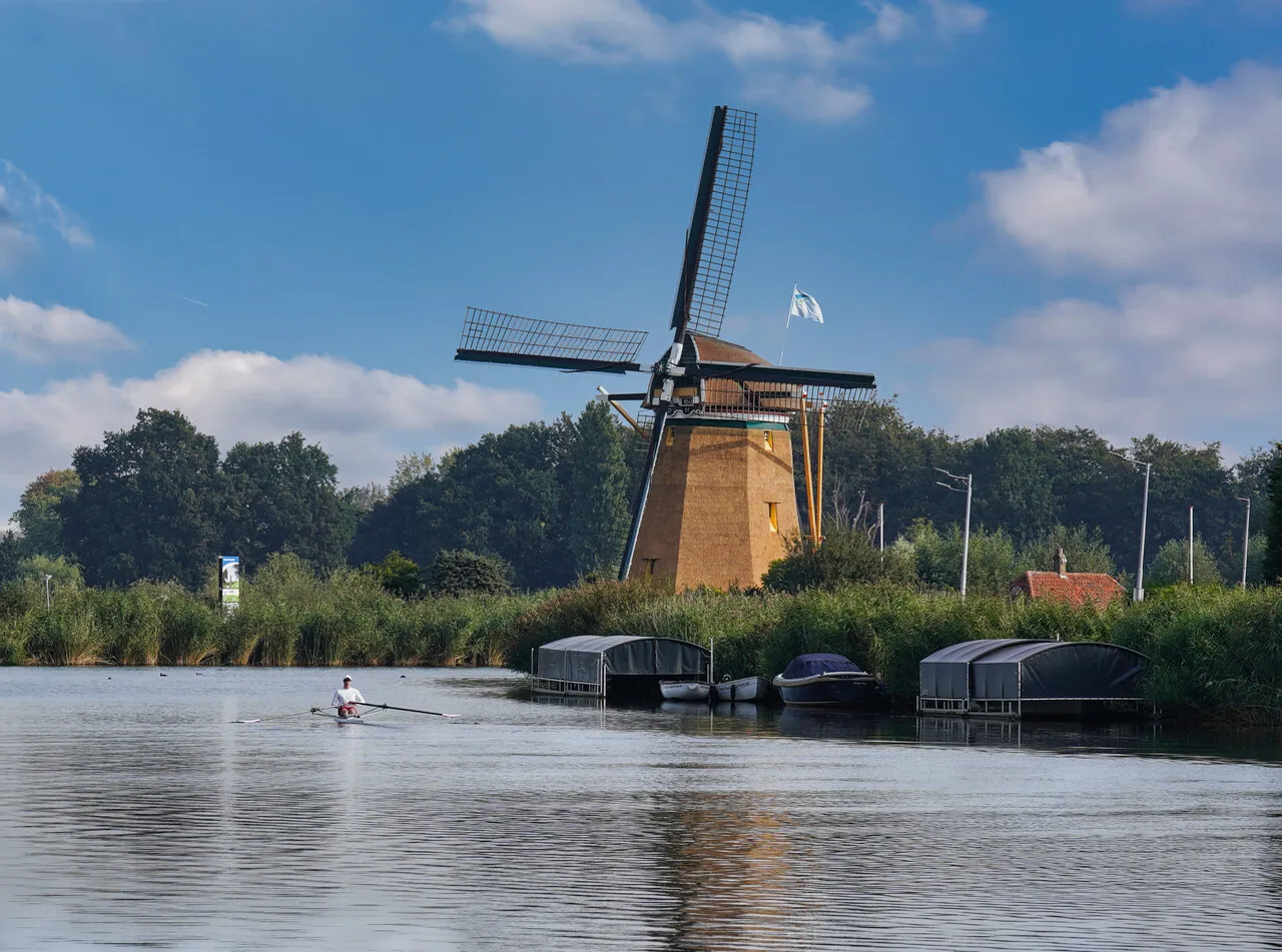 De Prinsenmolen gefotografeerd vanaf het water.