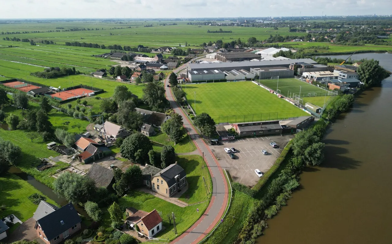 Dronefoto van de Hollandsche IJssel met de IJsseldijk en achtergelegen polders
