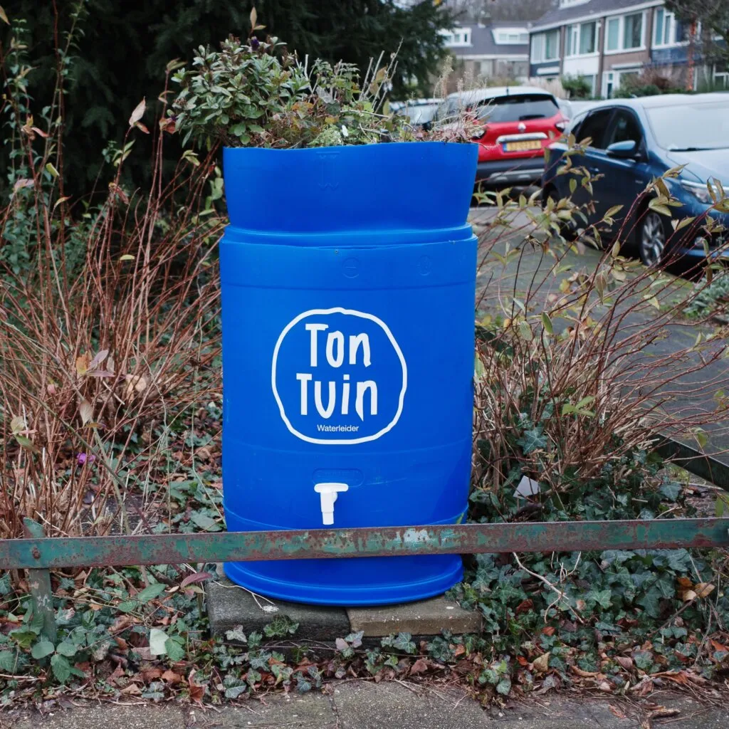 Regenton met plantenbak erbovenop