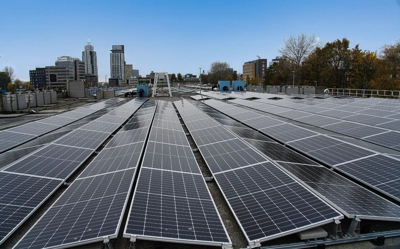 Zonnenpanelen op zuivering Kralingseveer