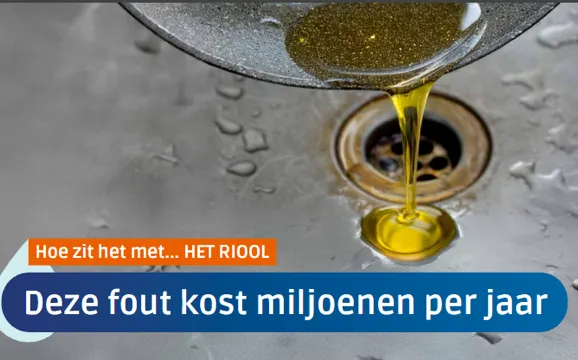 Thumbnail van de video waarin je een pan ziet met vet die wordt leeggegooid in de gootsteen.